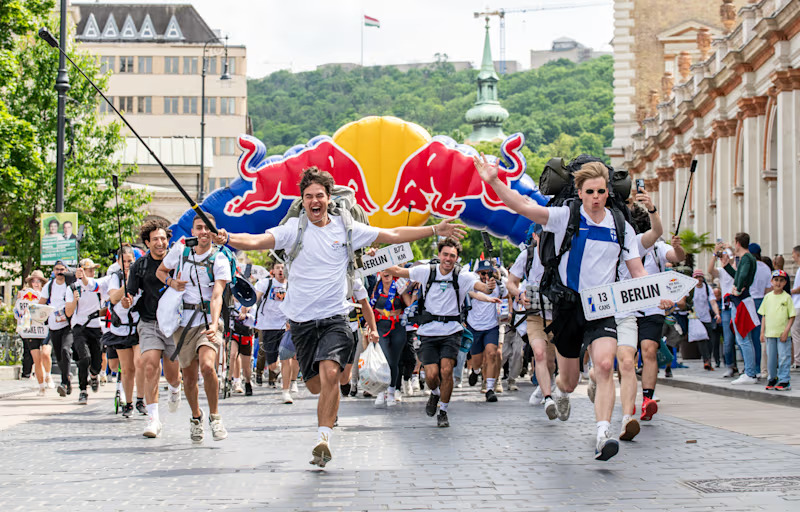 Közel 1 millióan követték, ahogy a REFRESHER csapata egy tálca Red Bull-lal átszelte Európát